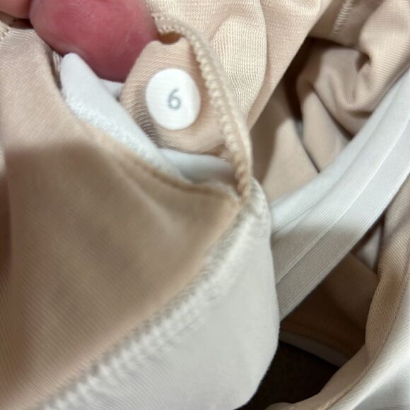 Lululemon white beat the heat cross cross tank with built in bra size 6 EUC - Picture 9 of 9